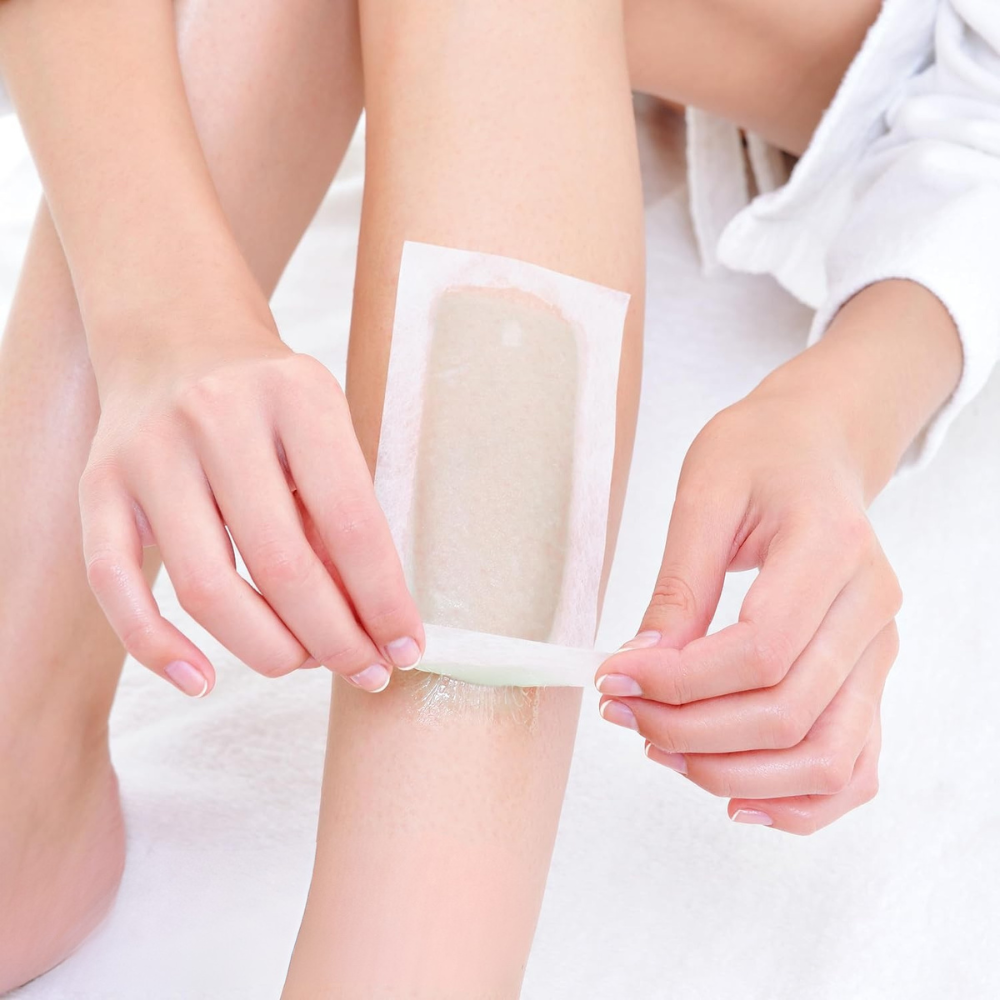 Bande de cire appliquée sur la jambe pendant une épilation à la cire chaude