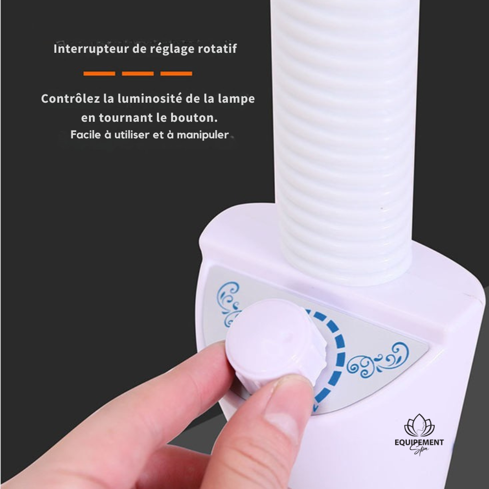 Lampe loupe LED sur pied utilisée dans un salon esthétique pour soin visage et manucure